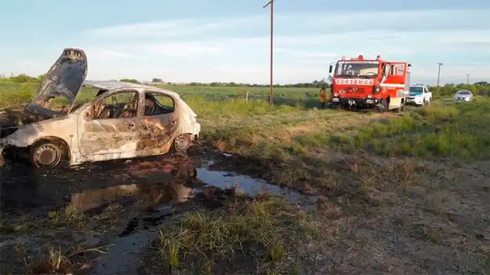 Un auto se incendió en plena marcha y quedó destruido   