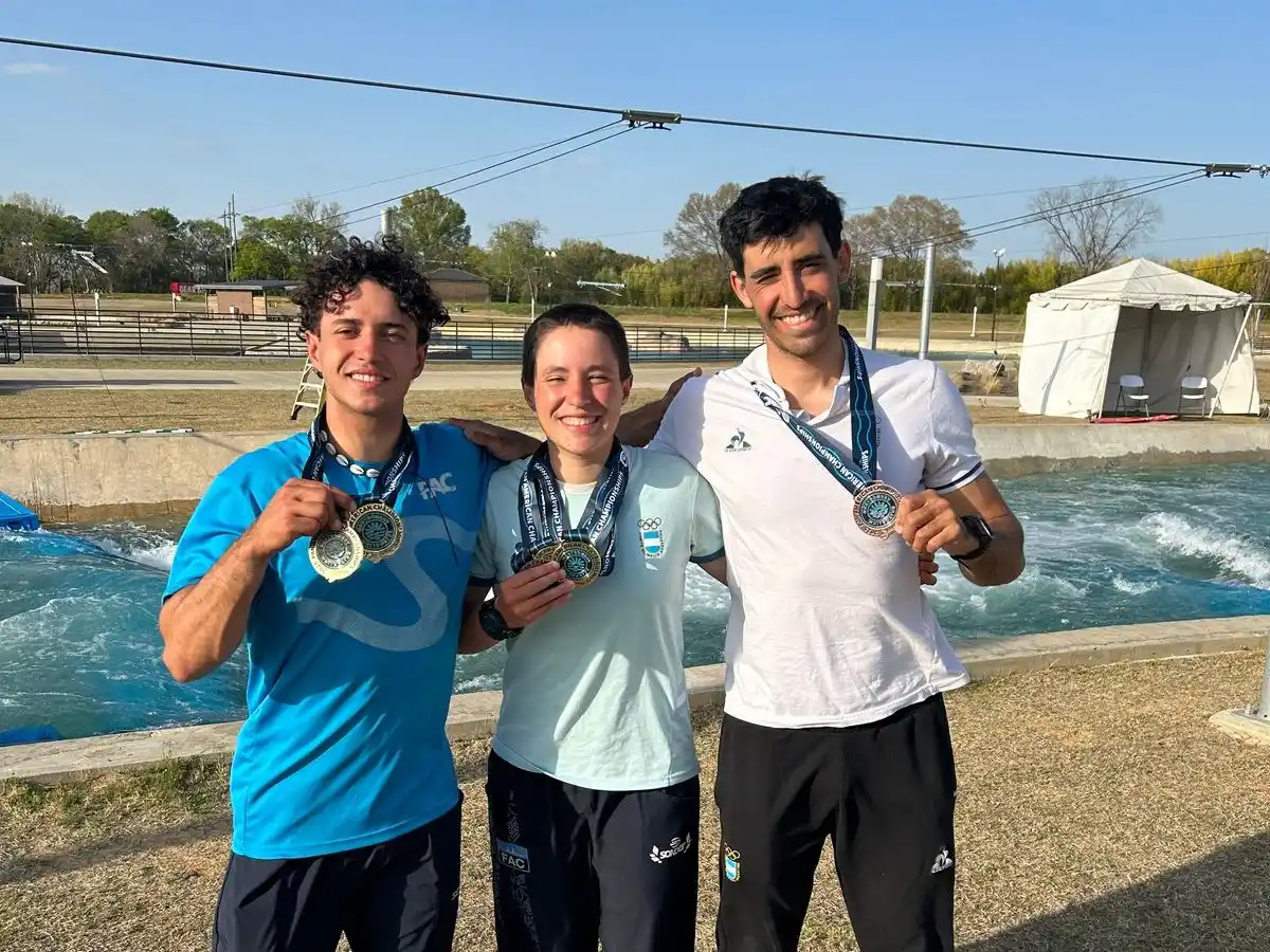 Trípano, Castiglione y Contreras. Los palistas argentinos con sus medallas