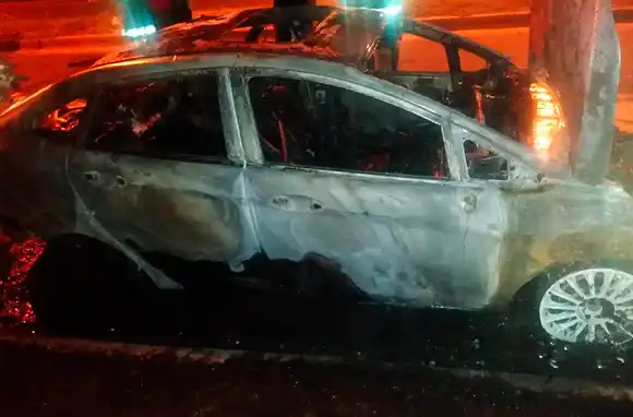 Escuchó una explosión, salió de su casa y encontró su auto prendido fuego
