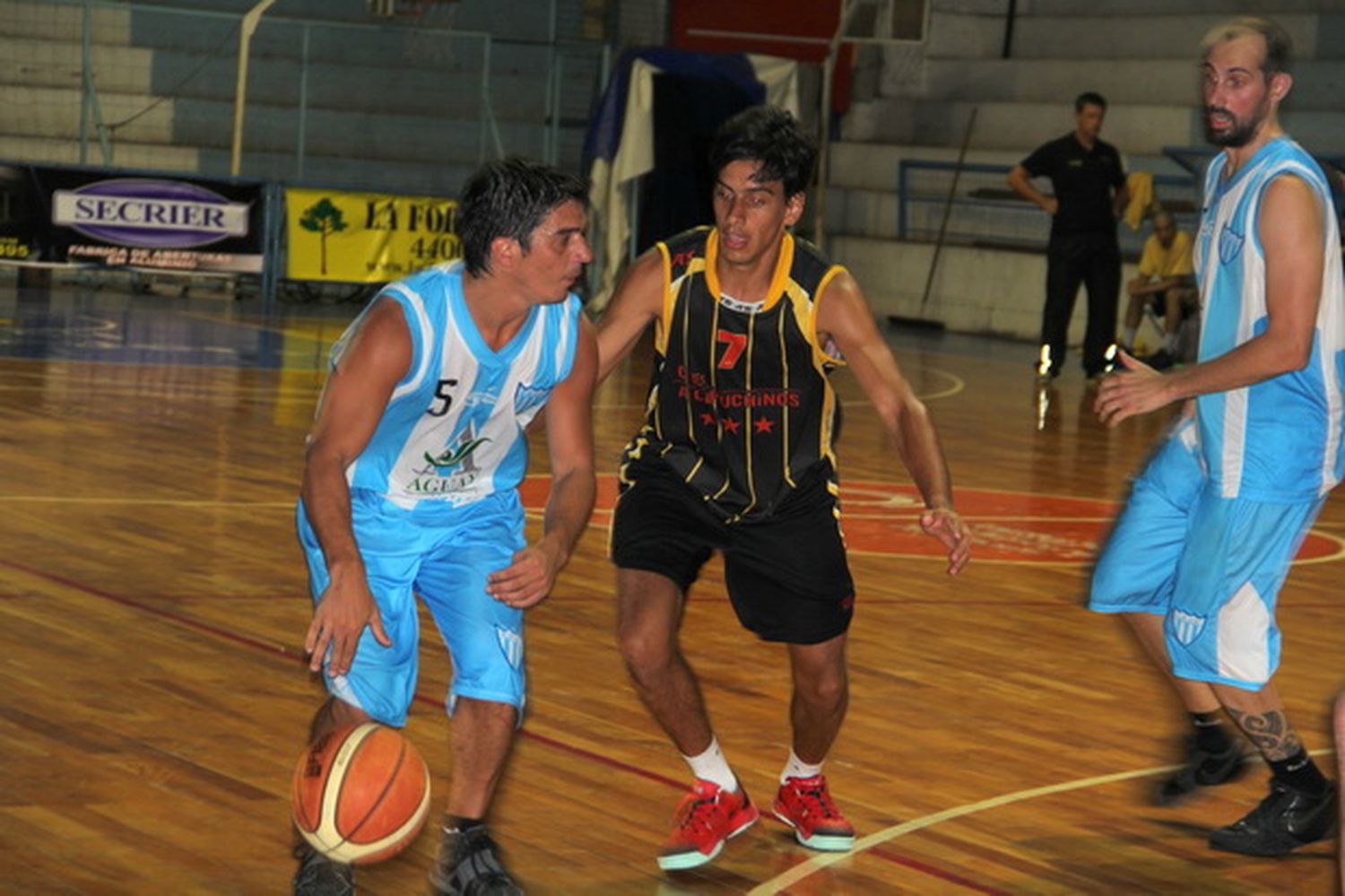 Olimpia y Capuchinos, los equipos que marcan el camino en las zonas A y B