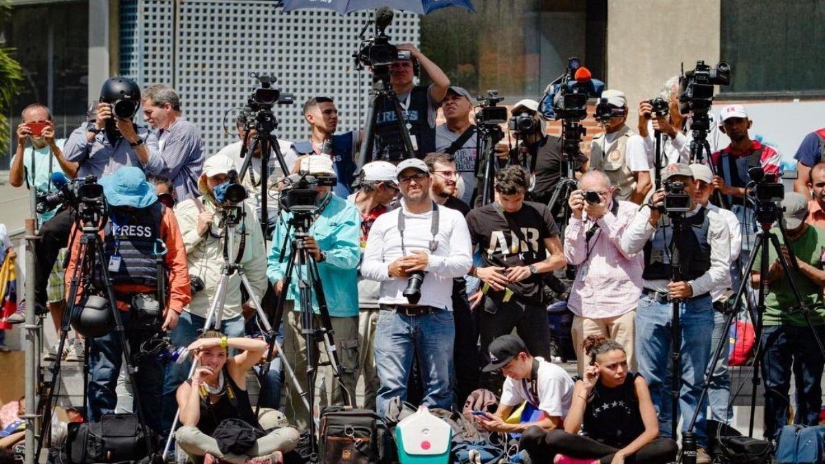 Otro Día del Periodista con denuncias de Michelle Bachelet de ataques a la libertad de expresión y bloqueos de medios