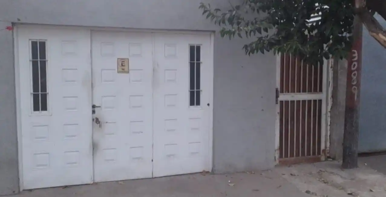 Dos ladrones le dispararon a un hombre para robarle el auto