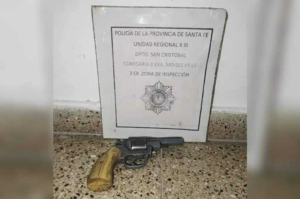 Amenazó a dos hermanos y fue detenido con un revólver de manera ilegal