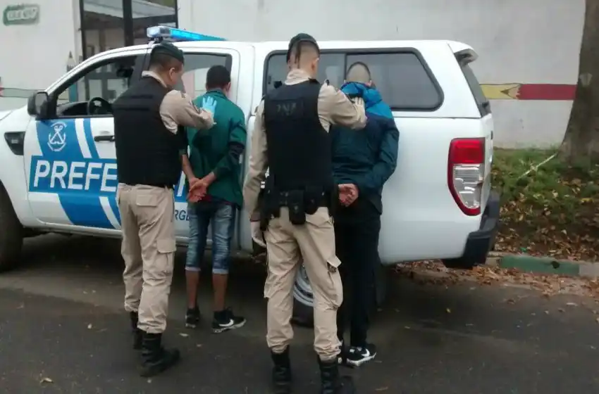 Detuvieron a trece "dealers" con casi mil dosis de marihuana