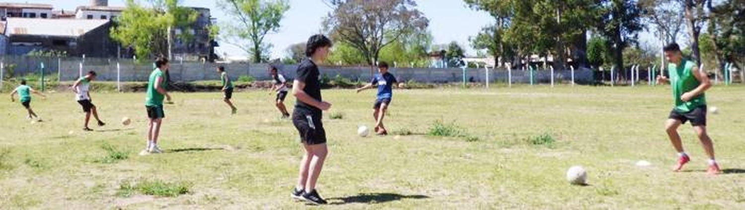 Estudiantes entrenó  nuevamente en su  cancha de fútbol