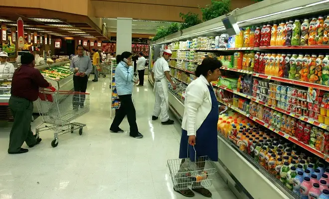 Hoy los supermercados de la ciudad cierran a las 18