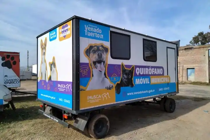 El gobierno de Venado Tuerto presenta el nuevo quirófano móvil en plaza San Martín