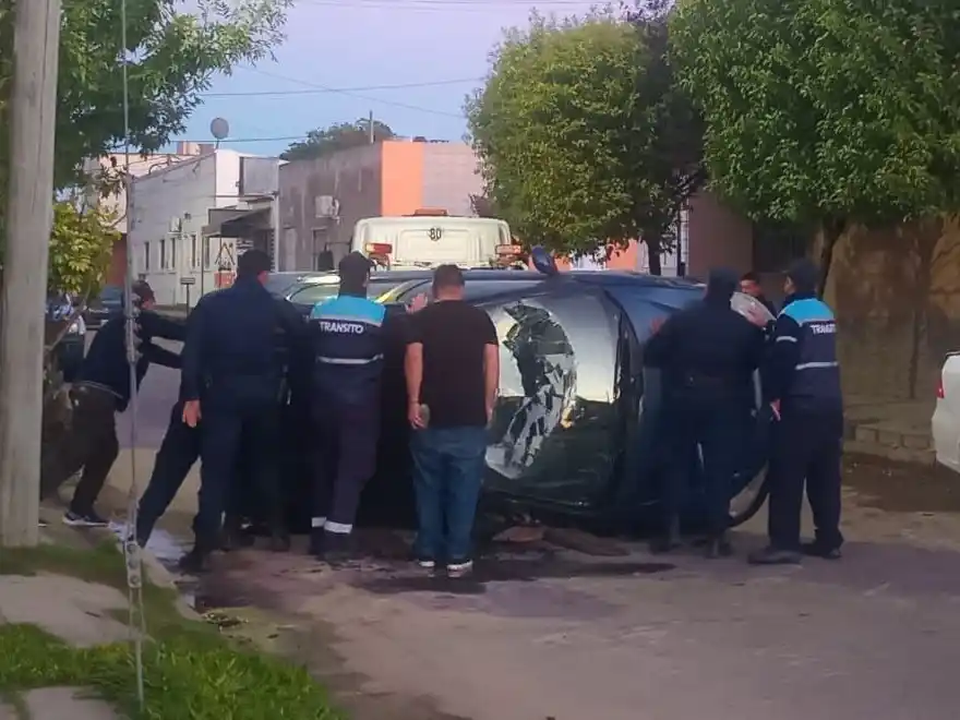 Peligroso siniestro en las calles de Gualeguaychú: un auto volcó y otro chocó contra un árbol