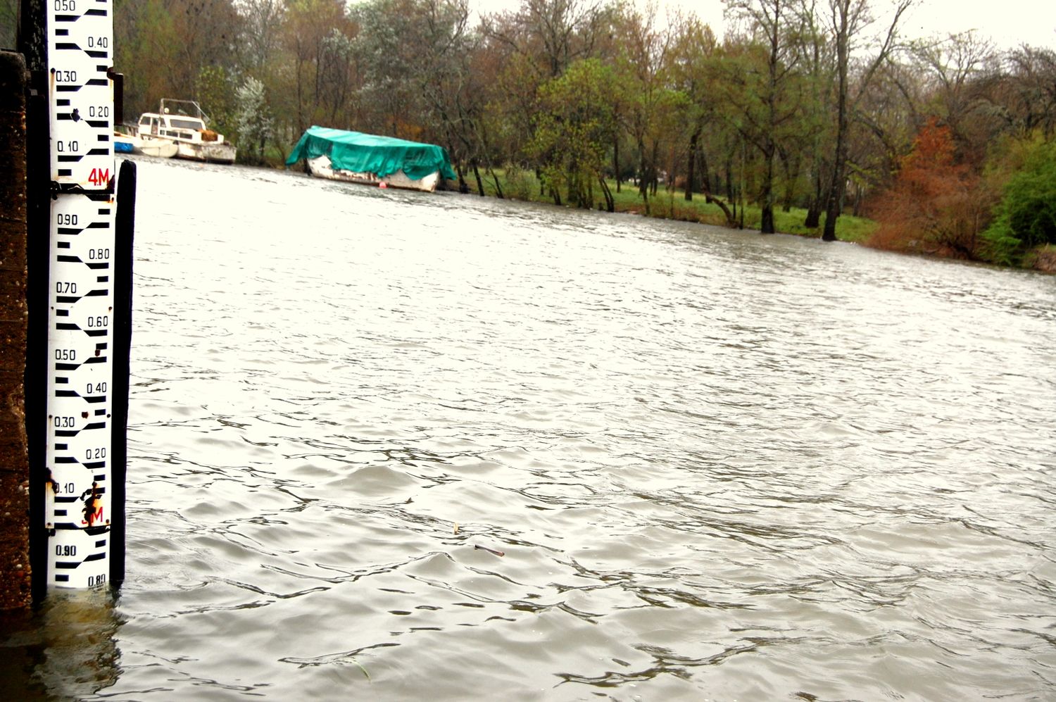 El río se ubicó en 3.24 metros y sigue creciendo