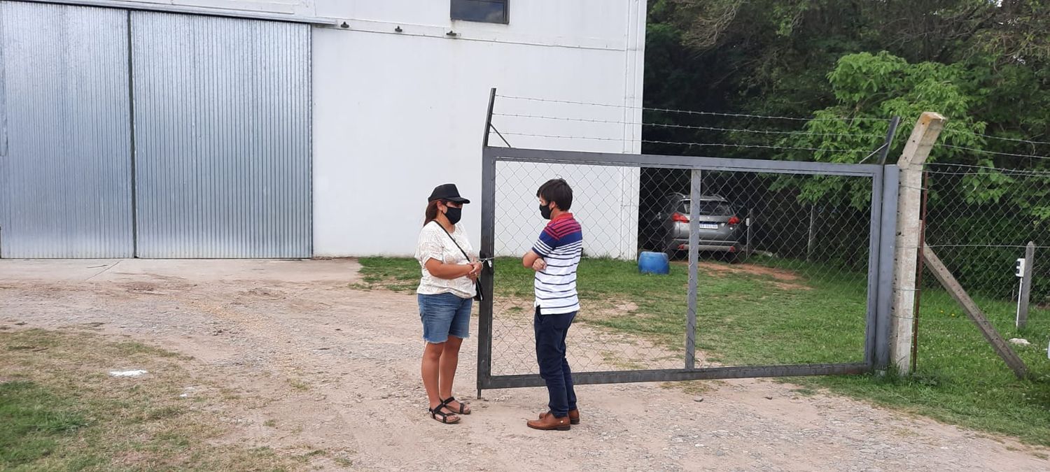 Conflicto en la empresa Holux: depositaron el sueldo completo a la mujer que se encadenó