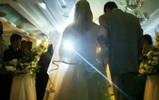 Conoció a una joven por Internet, se casó y descubrió algo insólito