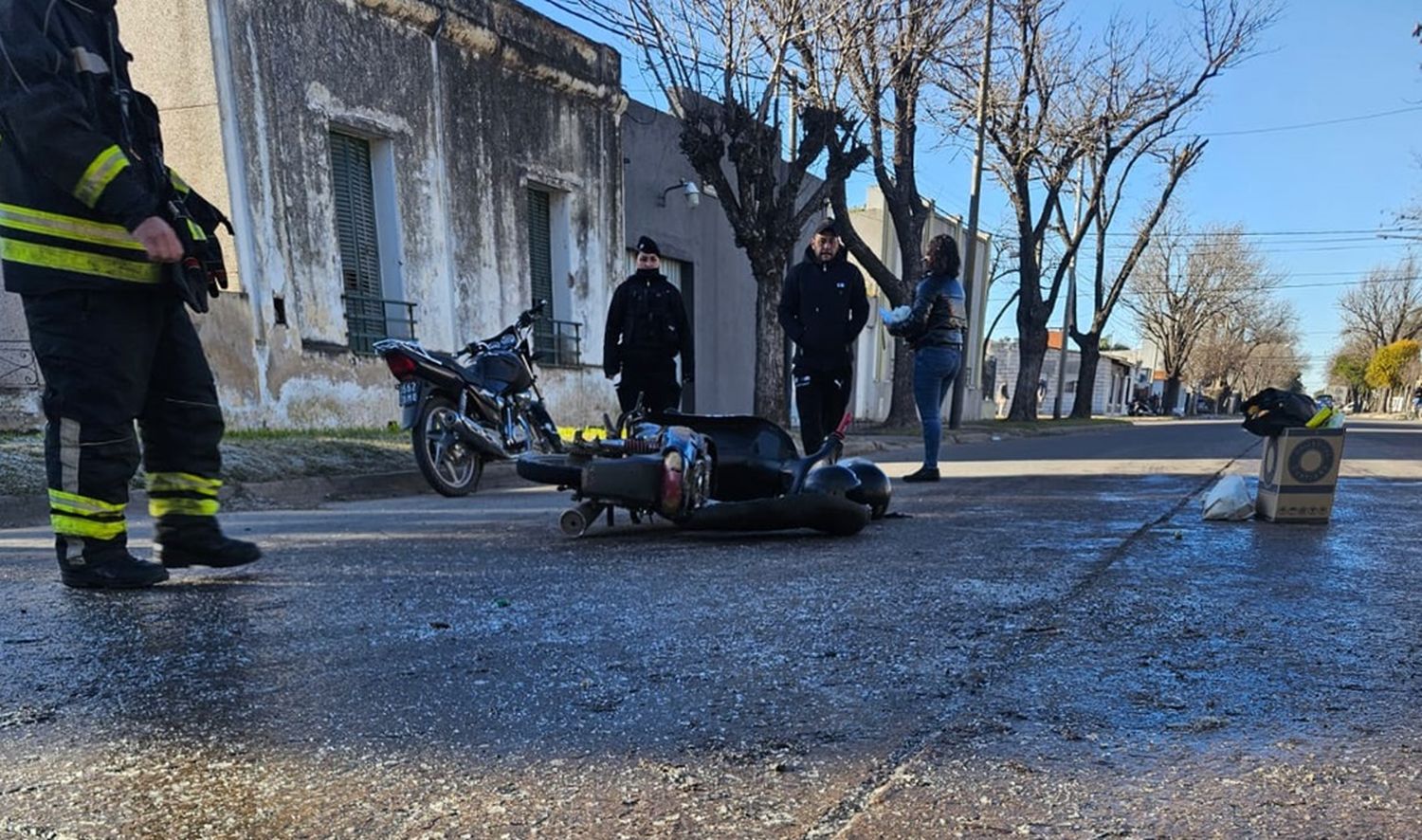 Asfalto helado hizo que la moto derrapara.