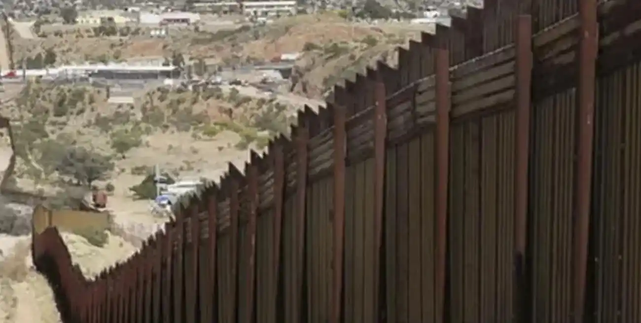 La muralla puede ser vista como un emblema de soberanía, pero también como reflejo del miedo o temor hacia el otro. No se busca el diseño agradable o la belleza, el encuentro o la empatía, sino la distancia, el control, la segmentación.
