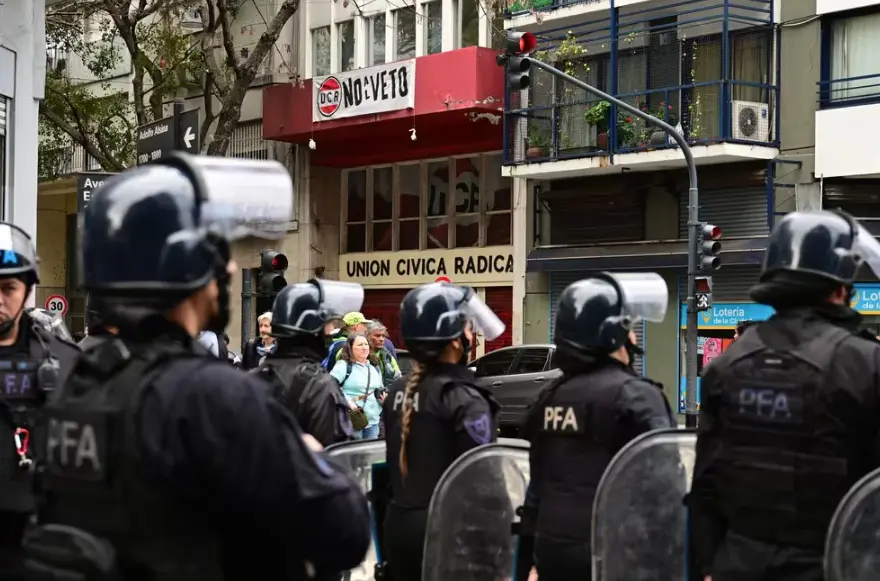 Marcha contra el veto de Milei: piqueteros cortan la calle y el gobierno activa el protocolo antibloqueo