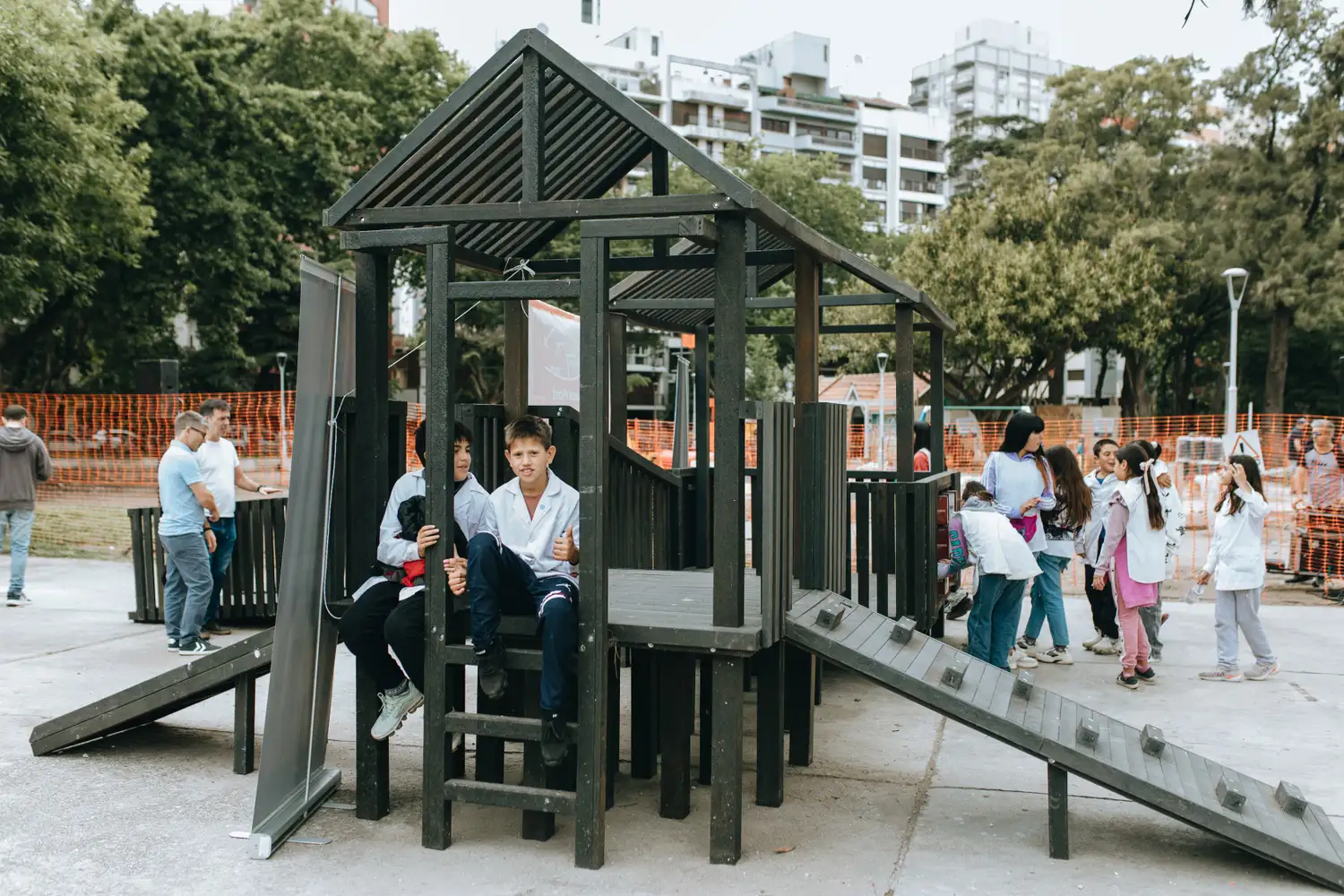 150 chicos de la Escuela Municipal 7 y del Mar del Plata Day School recolectaron plásticos y participaron en la fabricación de esta estructura.