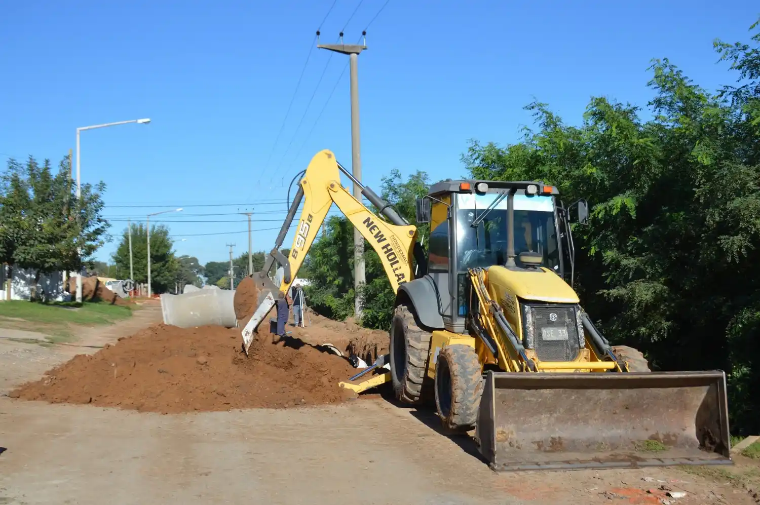 Personal municipal en plena tarea.