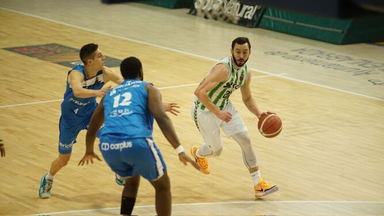 Mateo Díaz acciona en un ajuste defensivo.