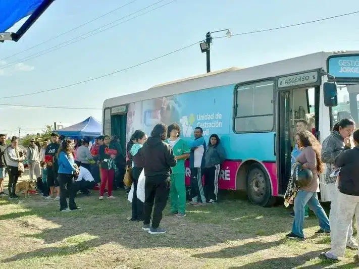 Operativo sanitario de castración, vacunación
y desparasitación en el barrio 28 de Junio
