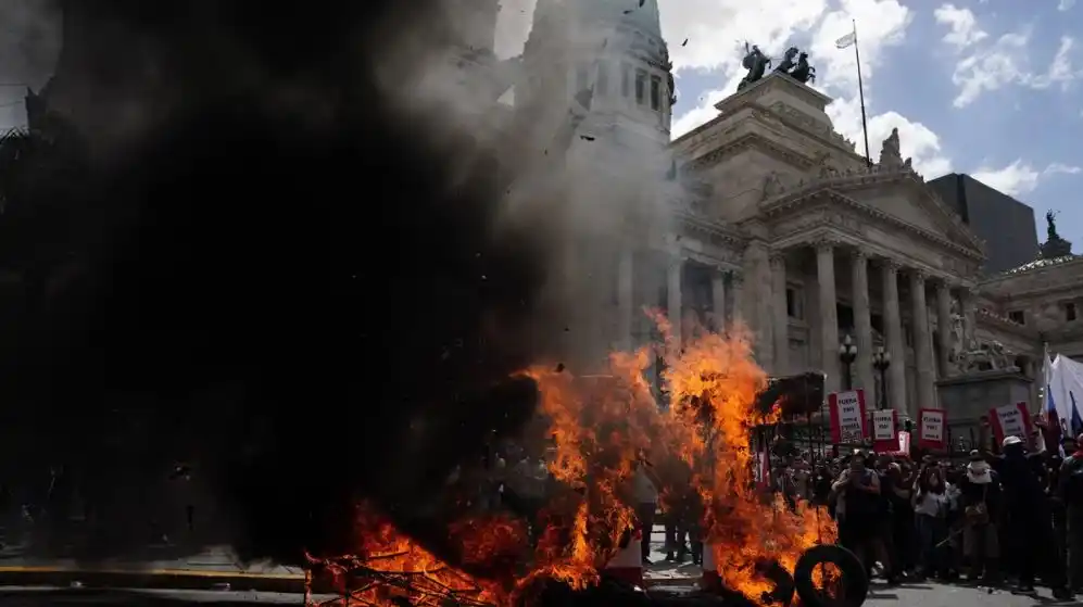 Manifestantes atacaron el frente del Congreso y arrojaron una bomba molotov a la Policía