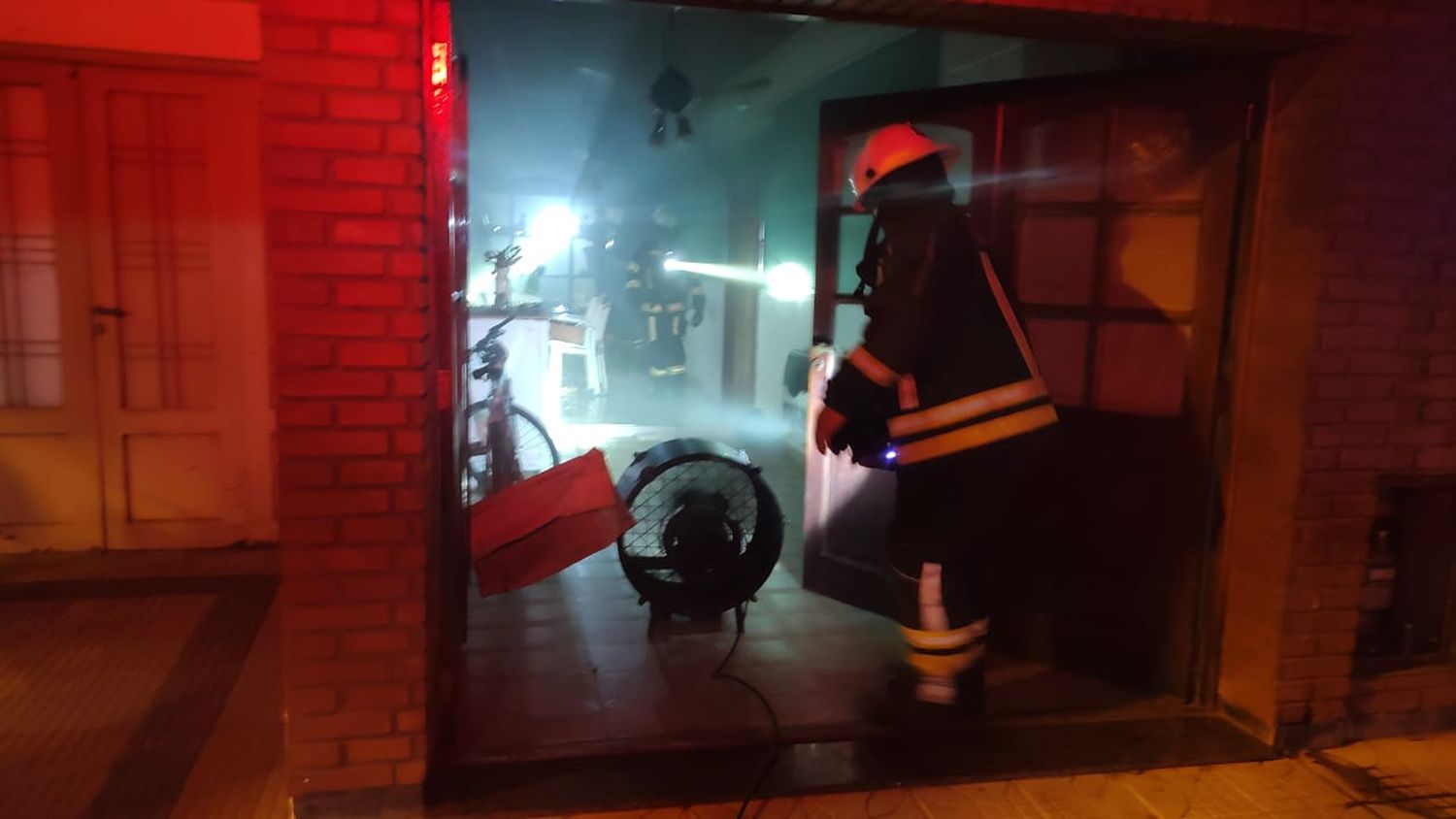 El incendio fue en una casa de Tierra del Fuego al 300. Crédito: Bomberos de Venado Tuerto.