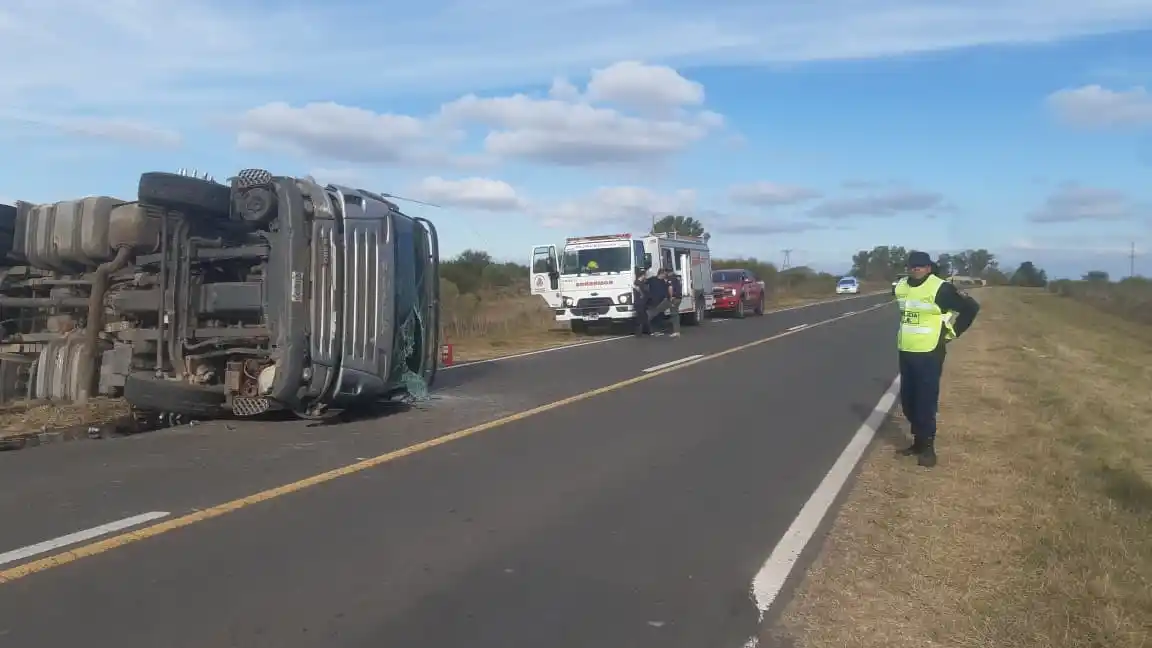 Violento vuelco de un camión sobre Ruta 12: tres personas fueron hospitalizadas en Gualeguay