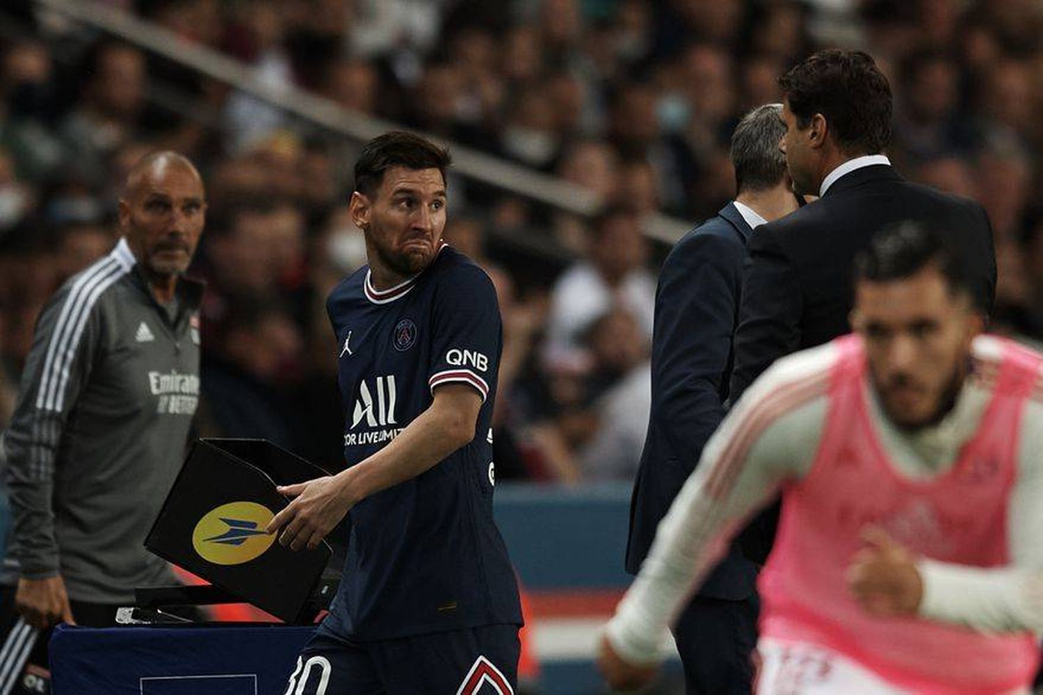 Messi  se enojó al ser reemplazado e Icardi fue el héroe del PSG