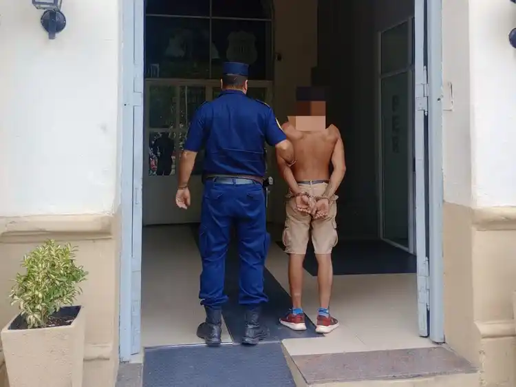 Un hombre corrió a otro con un cuchillo y se enfrentaron a fierrazos: intervino la policía y les secuestró drogas