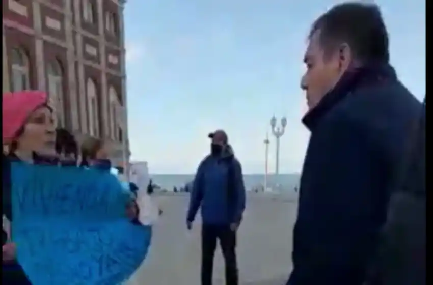 En plena Rambla, organizaciones sociales abordaron a Montenegro por “tierra y viviendas”