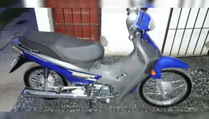 Robaron una moto de la puerta de una casa