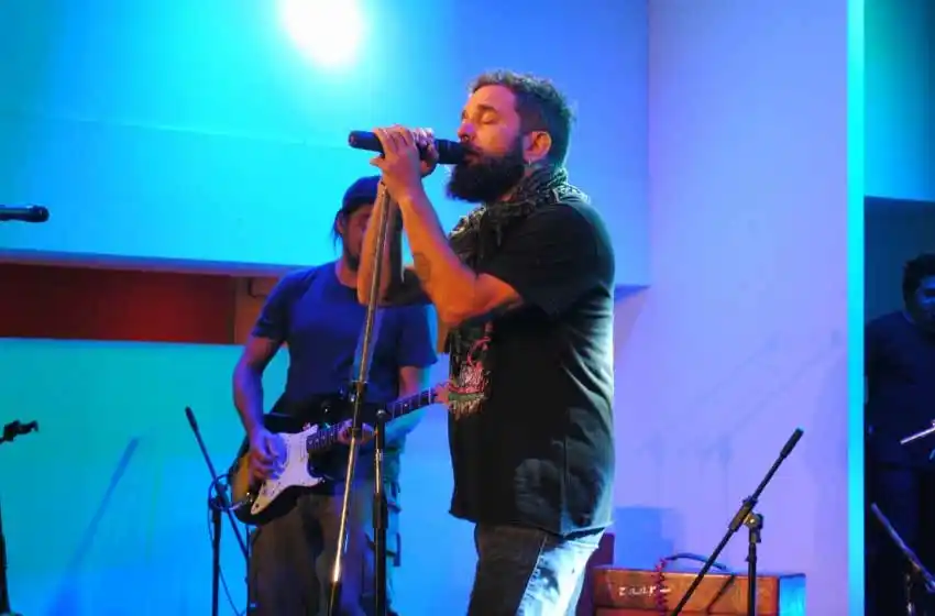 El rock rosarino hizo vibrar a Espacio Clarín
