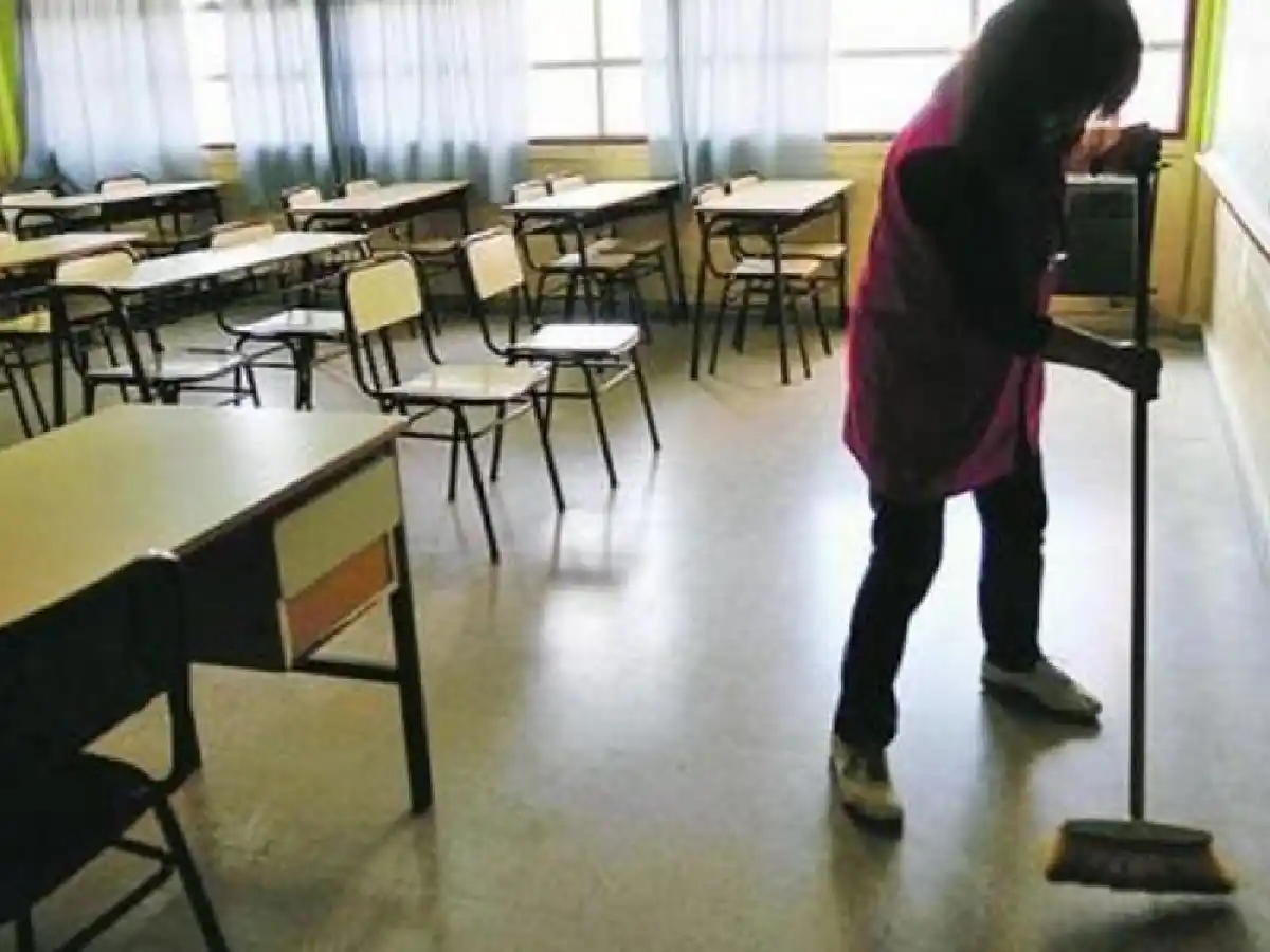 Cesantearán a 45 auxiliares escolares en San Francisco