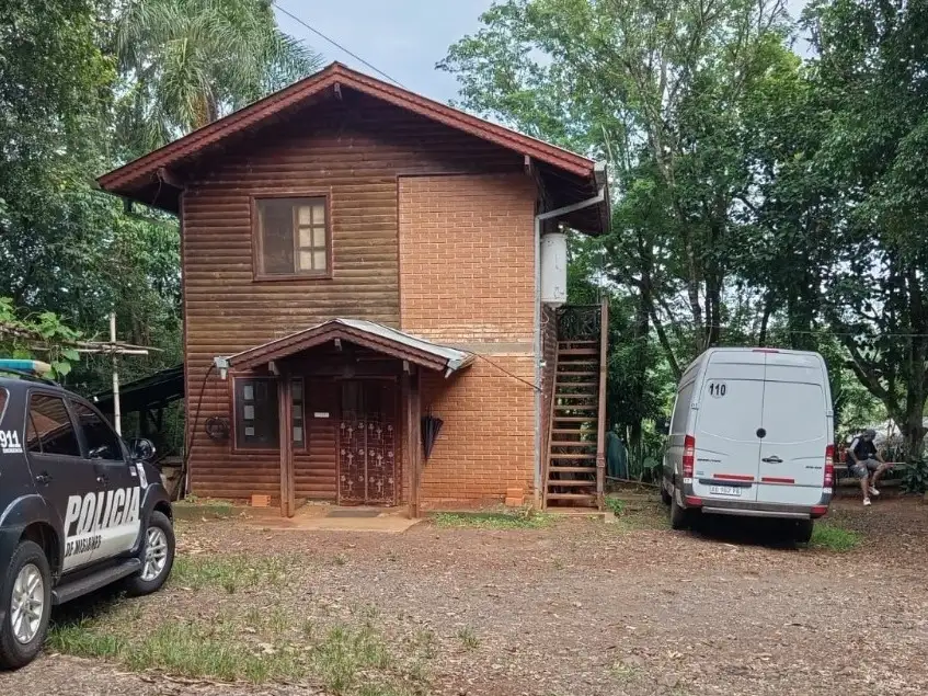 El crimen ocurrió en un complejo de cabañas.