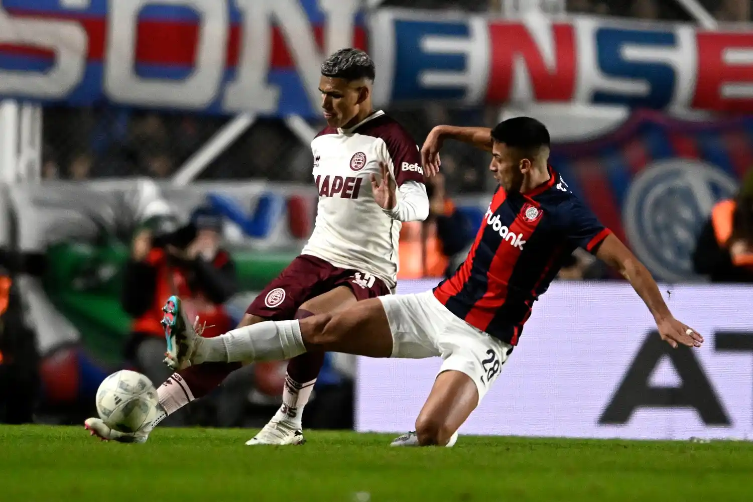 Aguirre intenta progresar ante Cuello.