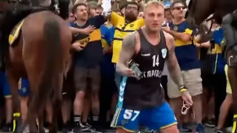 En el Maracaná, la policía montada no quería dejar pasar al Polaco
