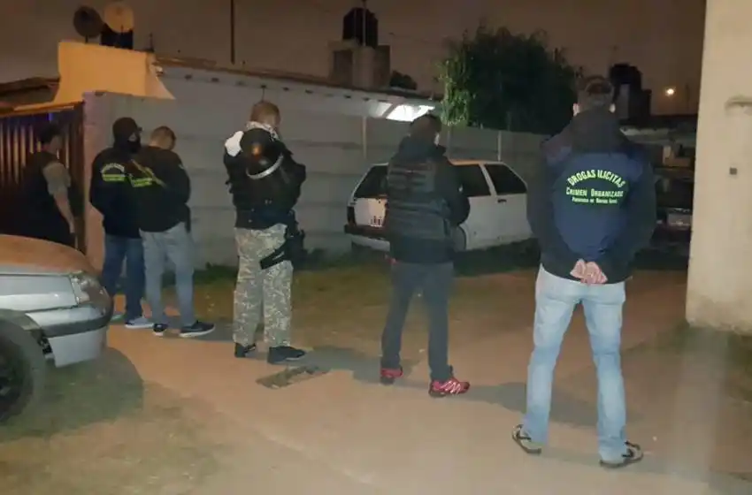 Cayó un matrimonio que vendía droga con su hijo a metros de un jardín