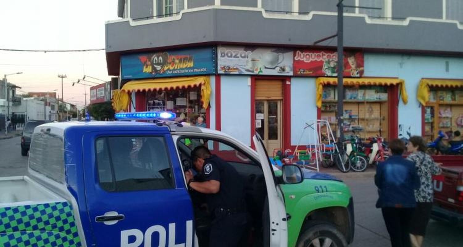Asalto en La Bomba: Dos jóvenes con un arma de juguete robaron dinero y se fugaron