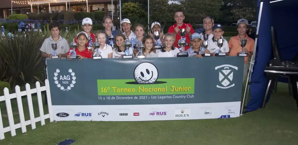 Los jóvenes golfistas premiados en Los Lagartos.