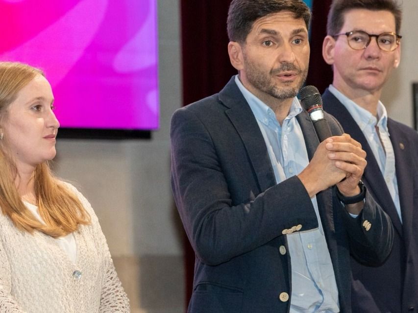 La ministra Tejeda, el gobernador Pullaro y el vicepresidente de Lotería de Santa Fe, Daniel di Lena.