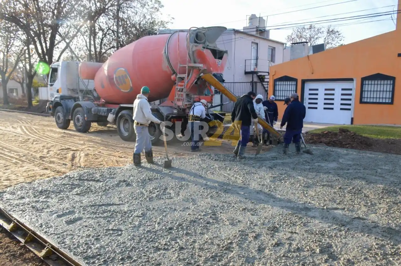Más pavimento y desagües para los barrios de la ciudad