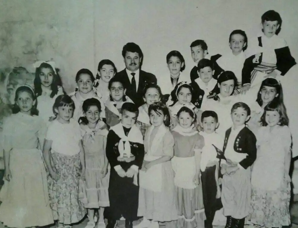 El Indio Peralta, con un grupo de niños y niñas del grupo de danzas folklóricas.
