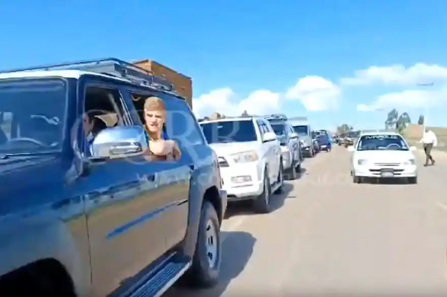 Boca Juniors recorre 150 km en una docena de camionetas 4x4 (FOTO: Correo del Sur).