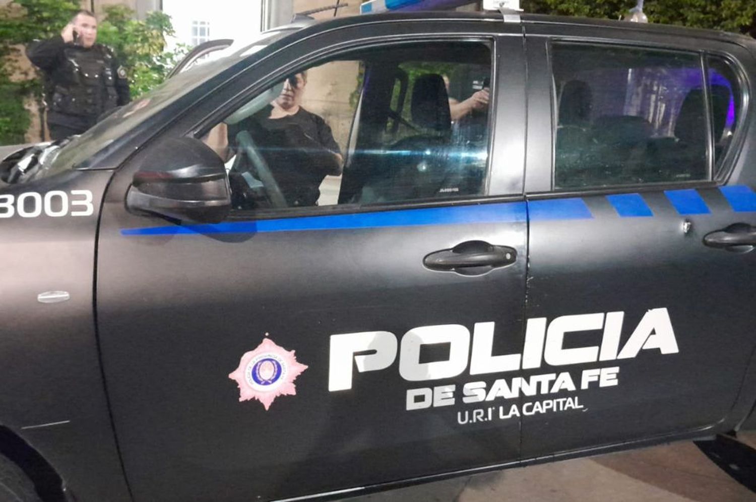 Violencia en Santa Fe: un policía herido tras un ataque a tiros y piedras sobre varios móviles policiales