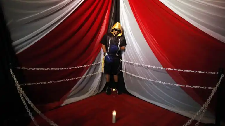 Un velorio único: un boxeador fue despedido de pie en un ring