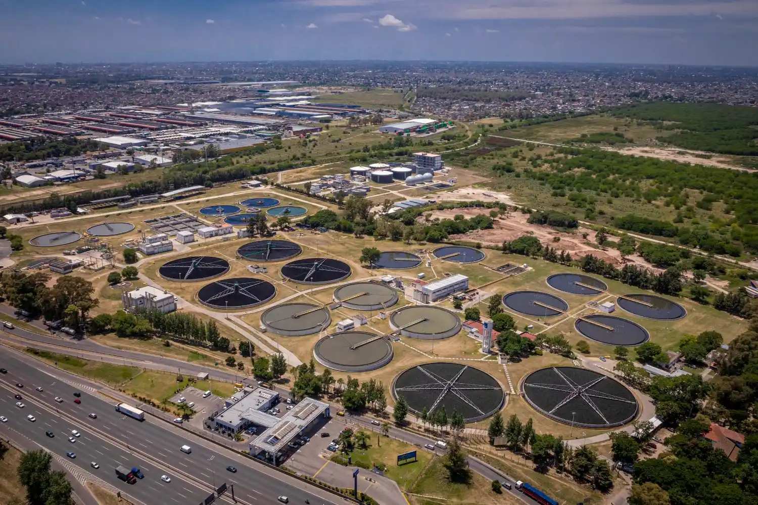 AySA y FAUBA pusieron en marcha la primera planta de tratamiento del líquido cloacal con microalgas