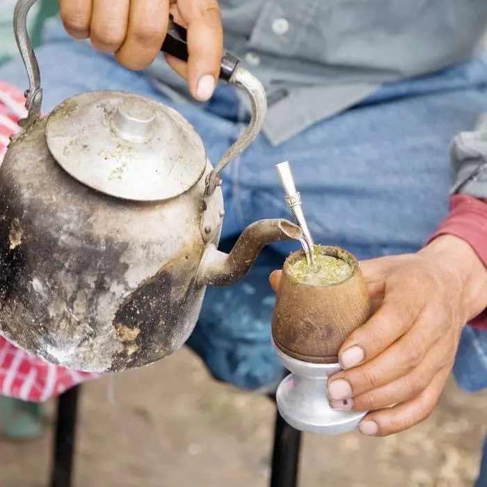 Cuando tomar mate era considerado un �Svicio  sucio⬝ que hacía �Sholgazanes a los hombres⬝