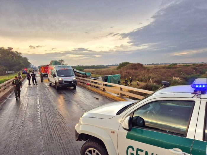 En plena época de cosecha un camión volcó con tolendas de soja en la ruta 34 | Crédito: RADIO RAFAELA - 2