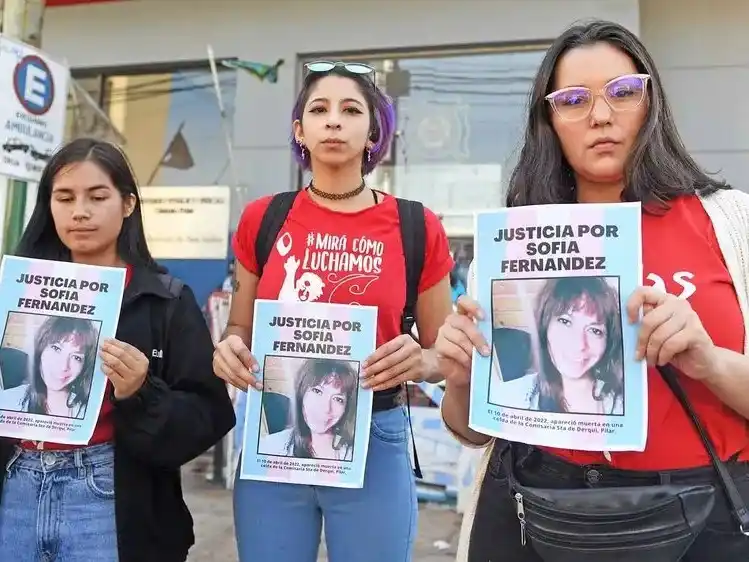 Pilar salió a la calle a pedir justicia por Sofía, presumiblemente asesinada por policías.