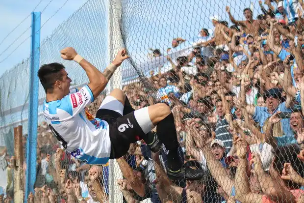 Juventud desató un carnaval en su regreso