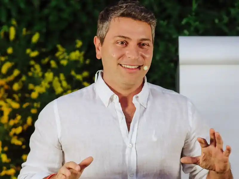 Manu Colombo presentará su primer libro en plena calle Corrientes