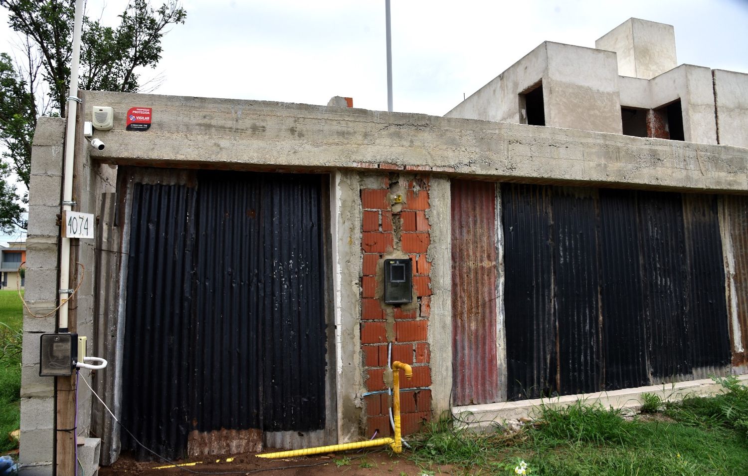 Aun en obra, le ponen alarma a su casa por los robos.